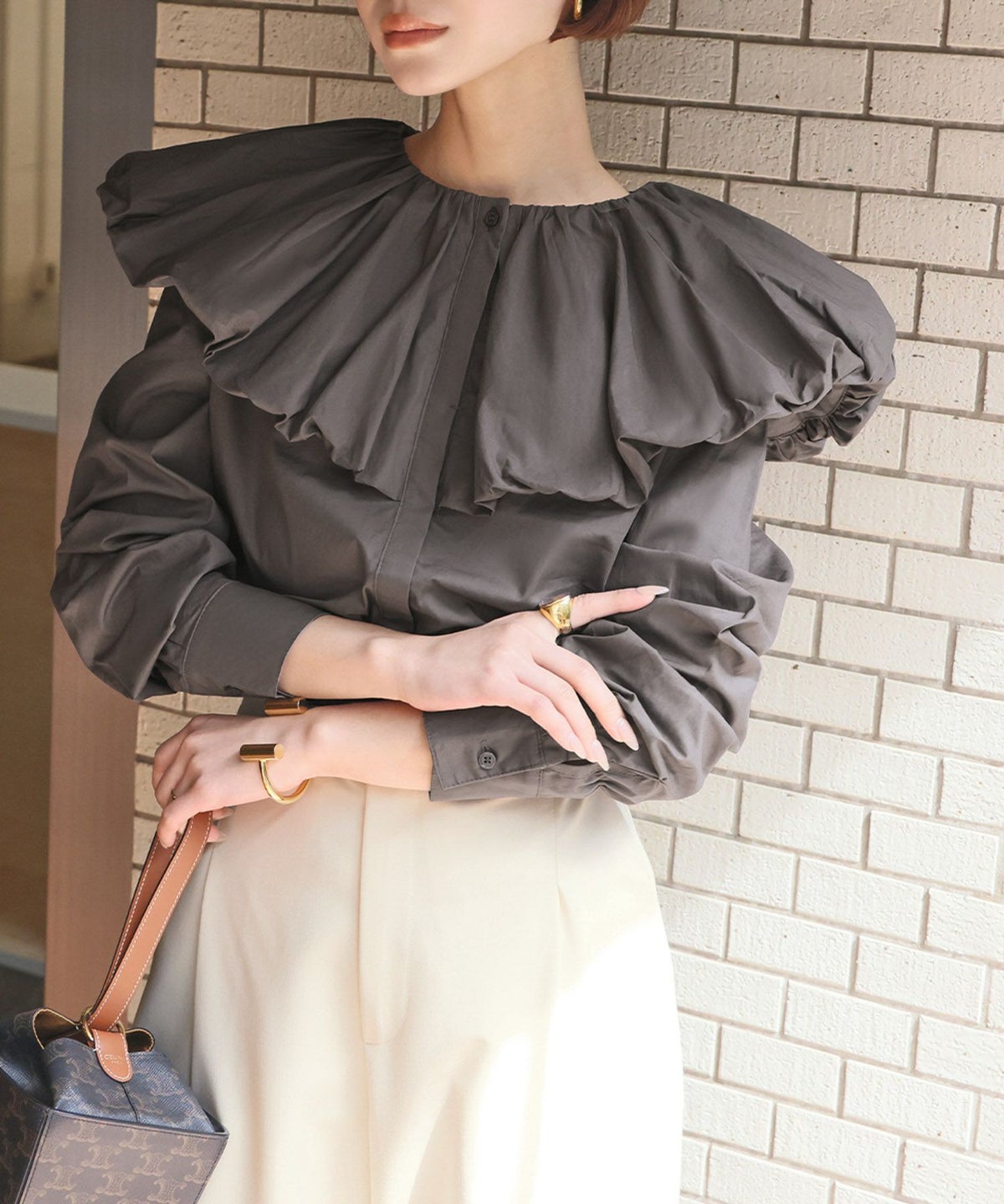 チャコールグレー