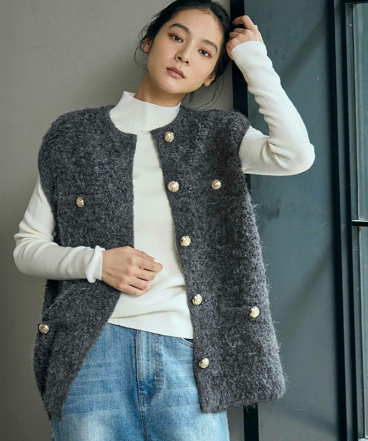 チャコールグレー