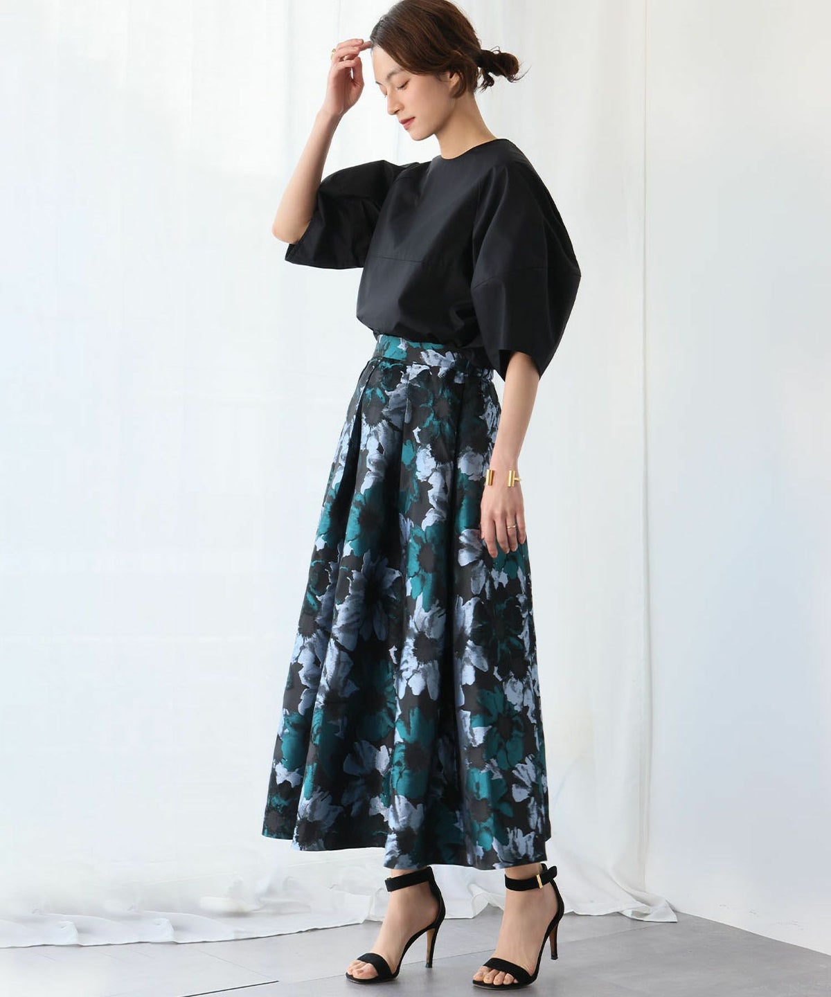 身長：165cm　着用サイズ：FREE　B：77 / W：57 / H：79