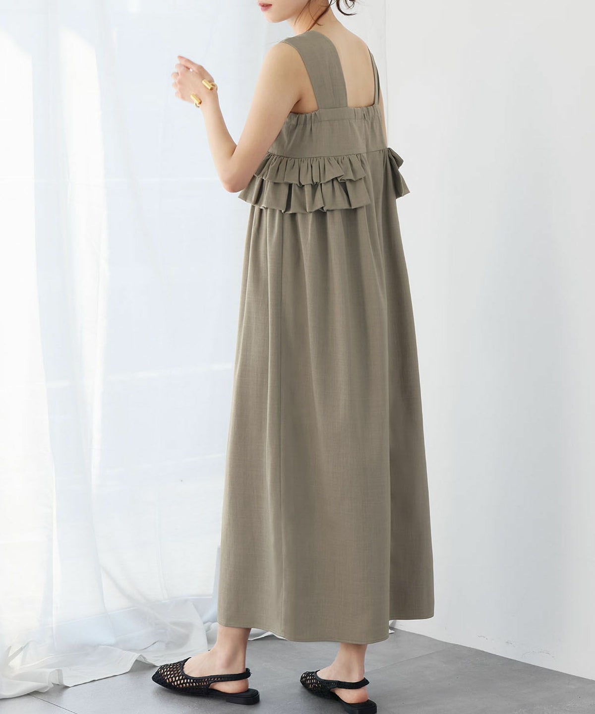 身長：165cm　着用サイズ：FREE　B：77 / W：57 / H：79