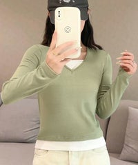 カーキ
