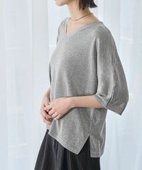 グレー