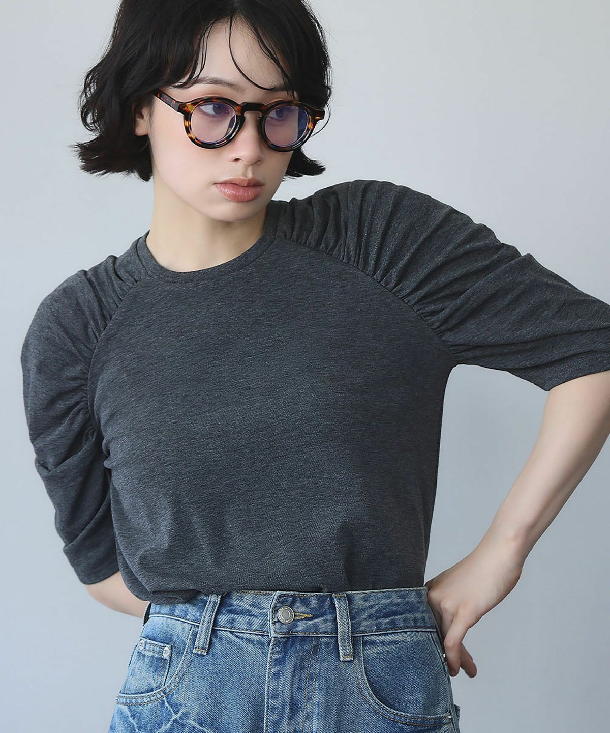 グレー