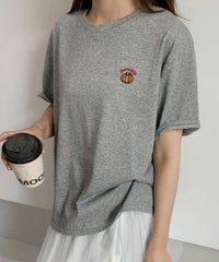 グレー
