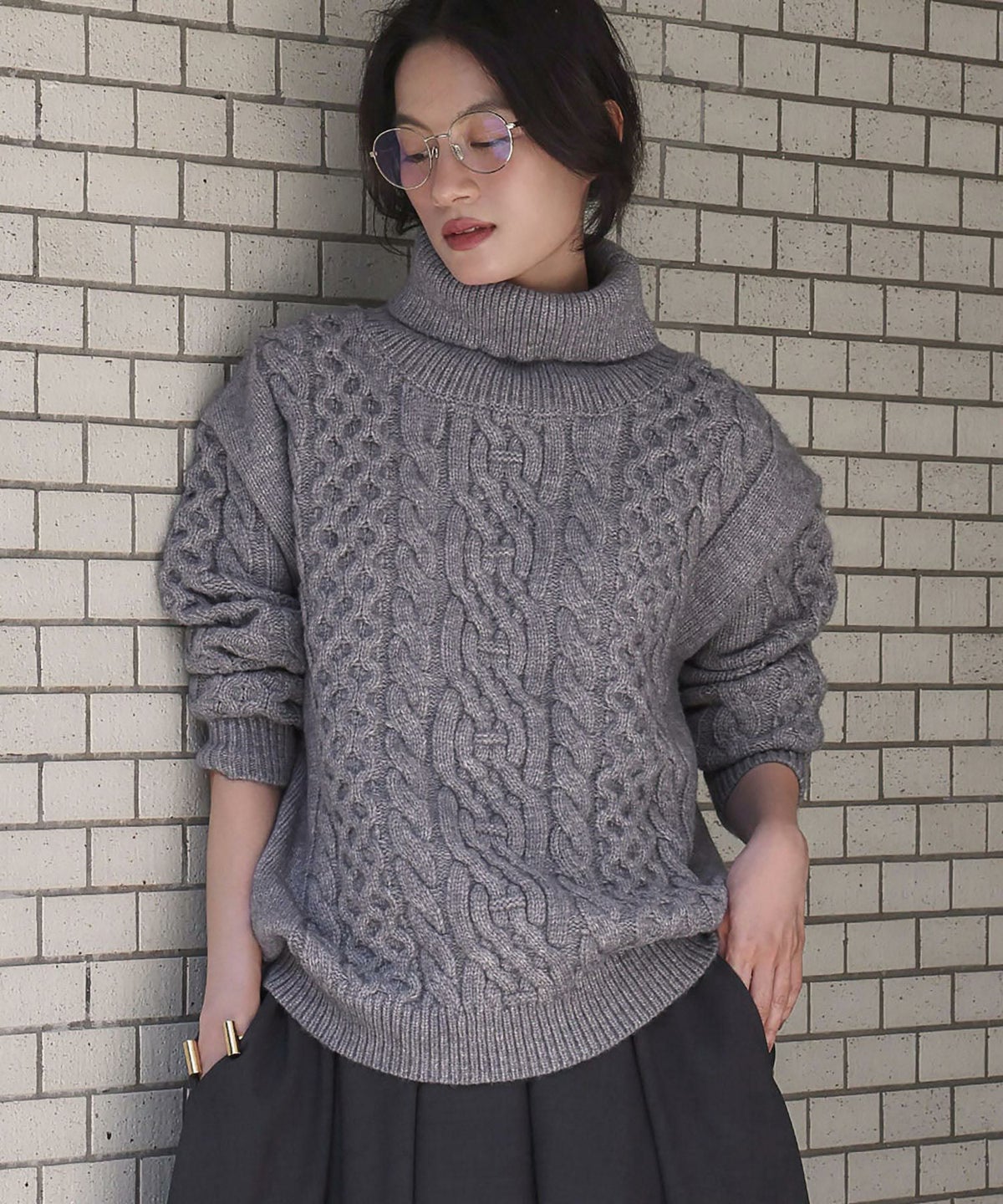 グレー