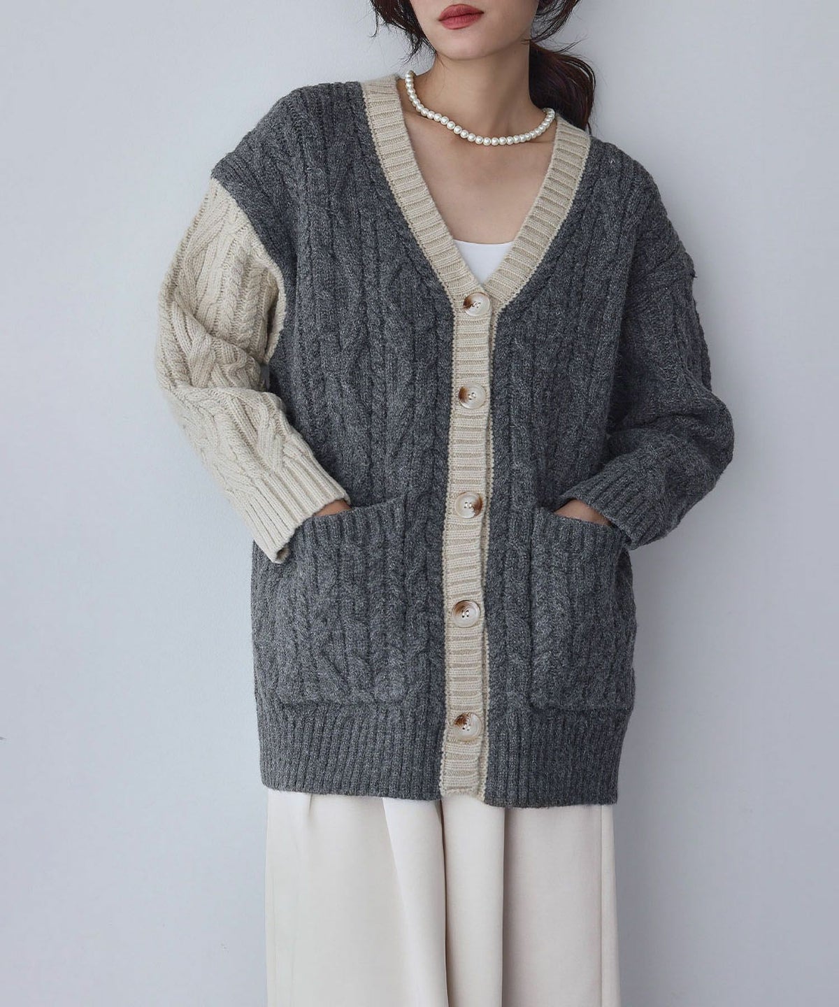 チャコールグレーアイボリー