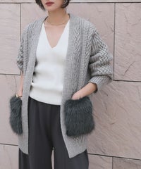 グレー
