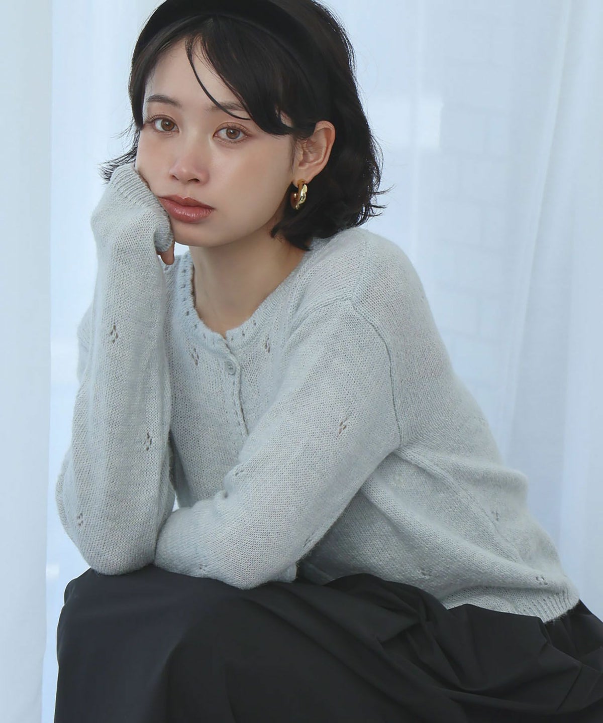 グレー