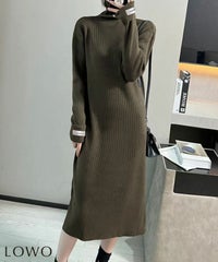 カーキ
