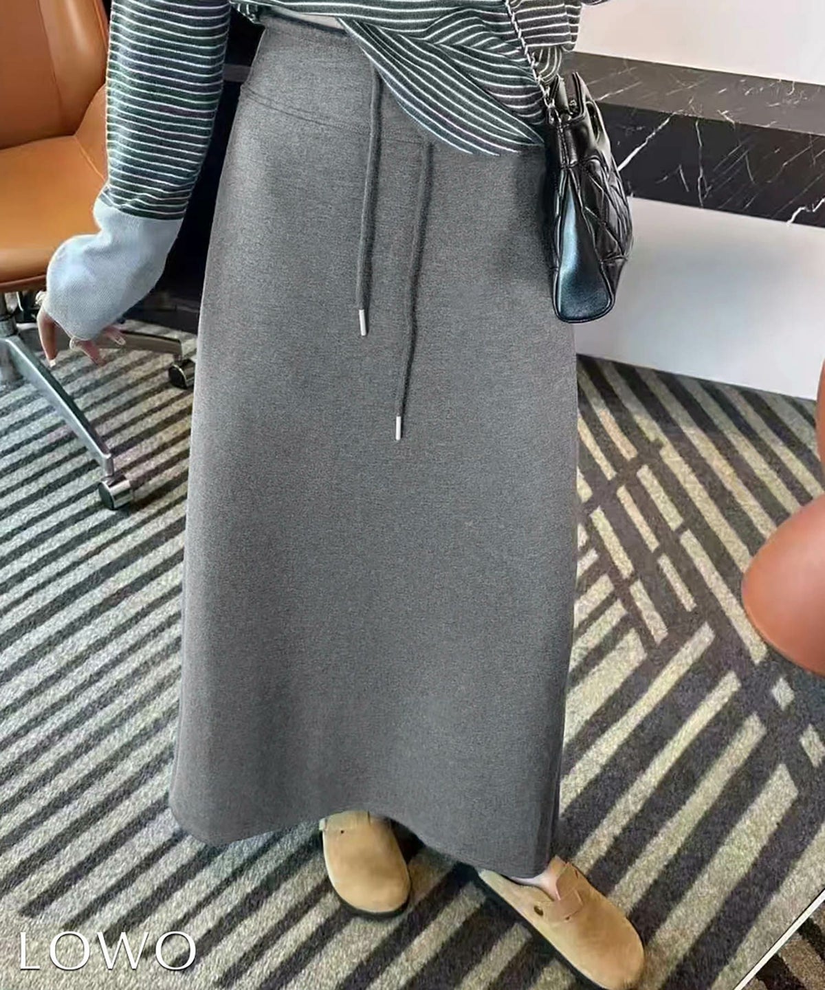 グレー