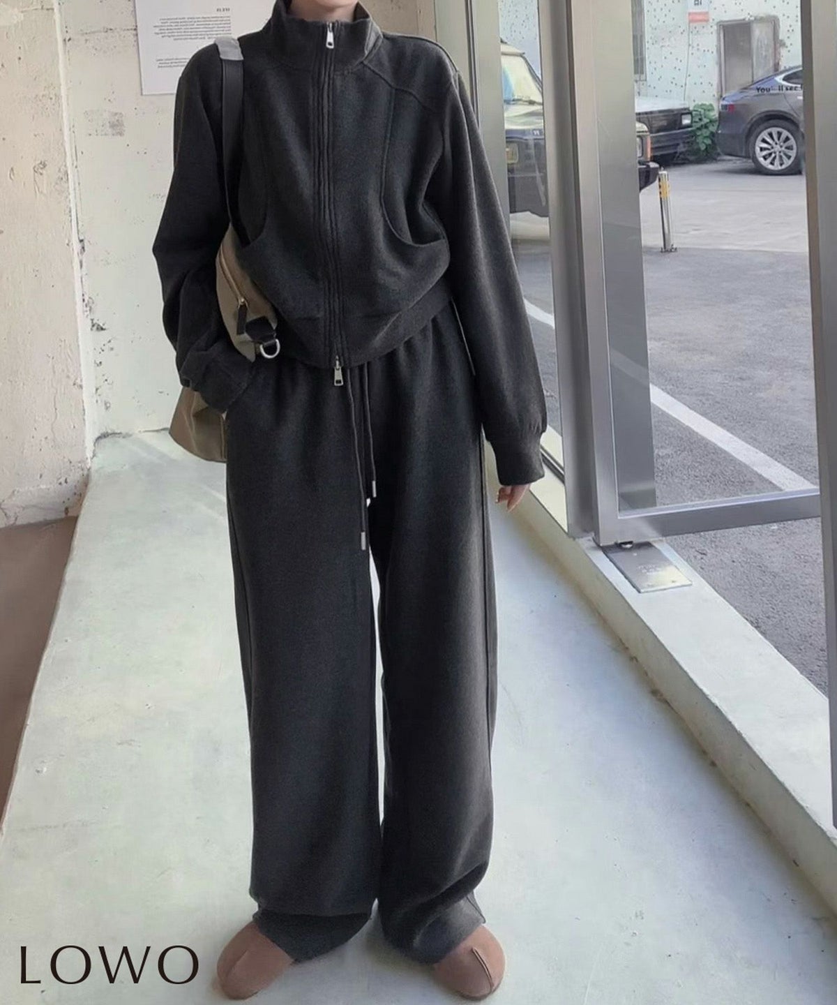 チャコールグレー