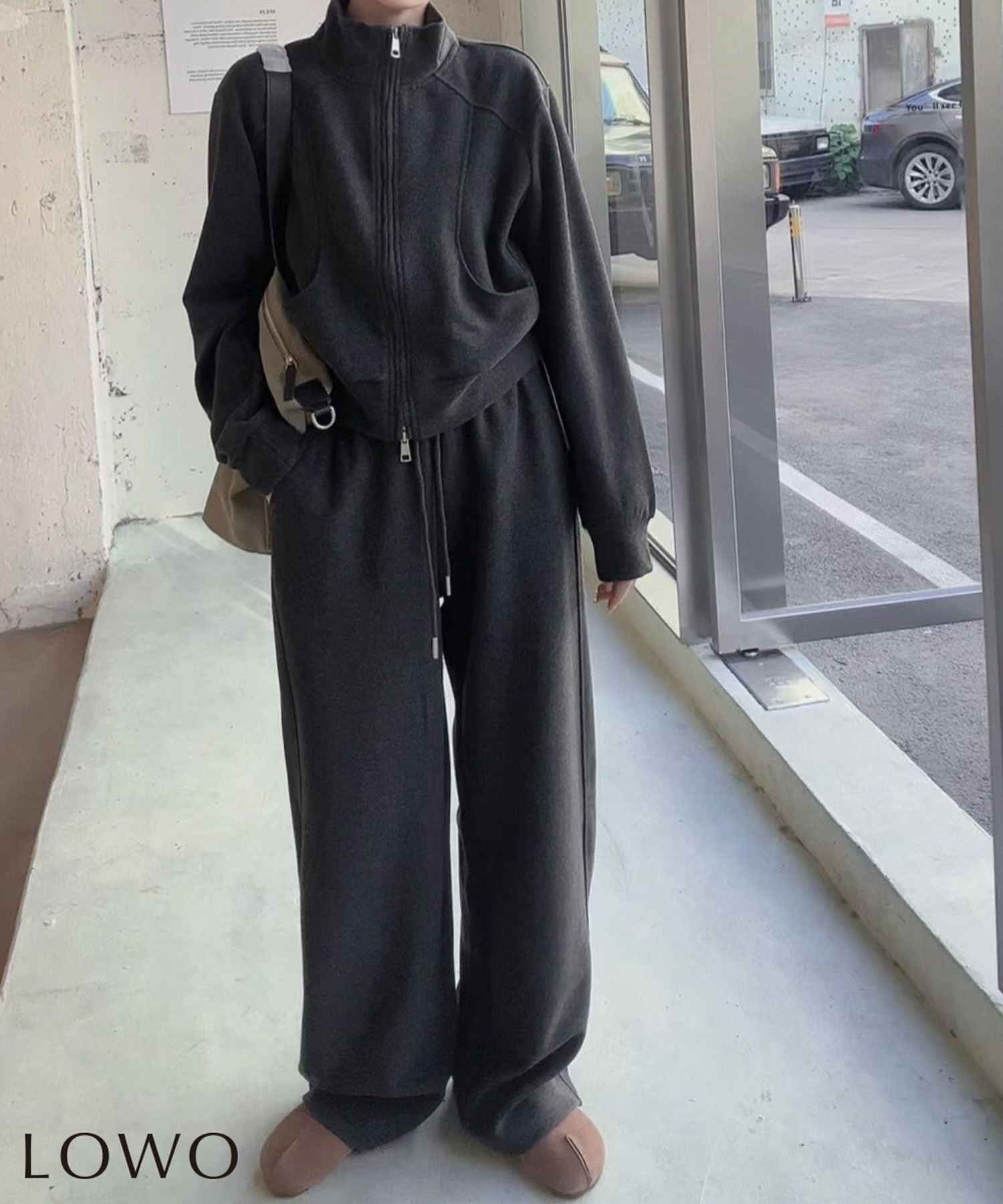 チャコールグレー