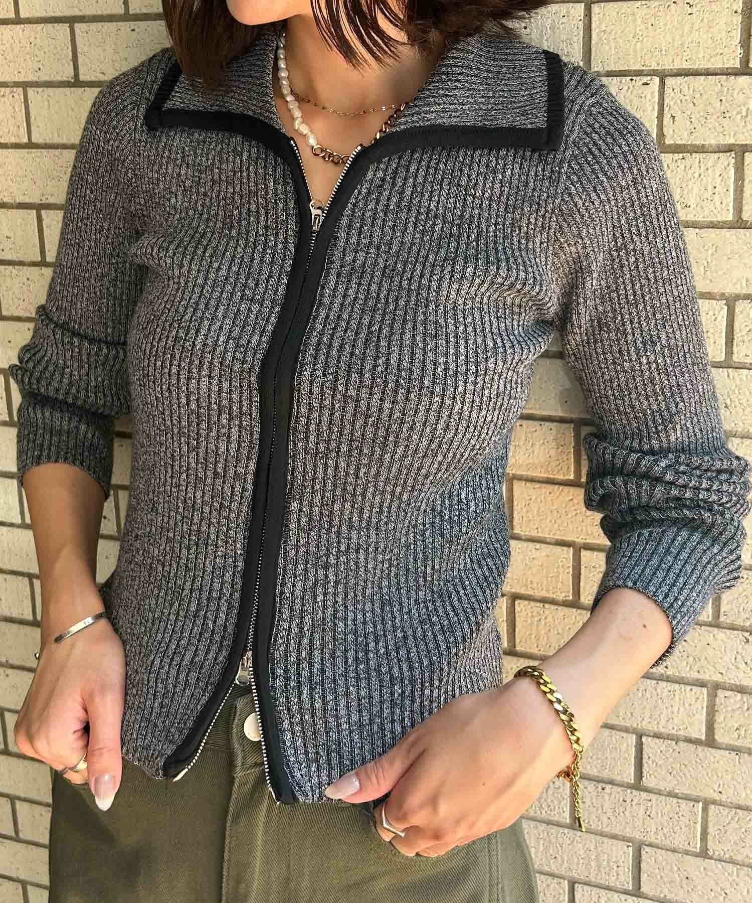 グレー