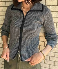 グレー