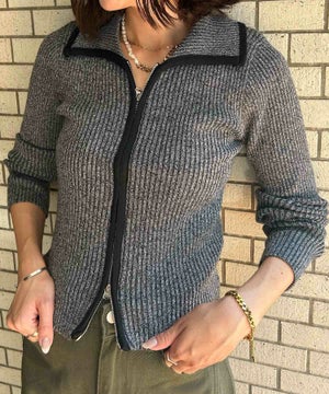 グレー