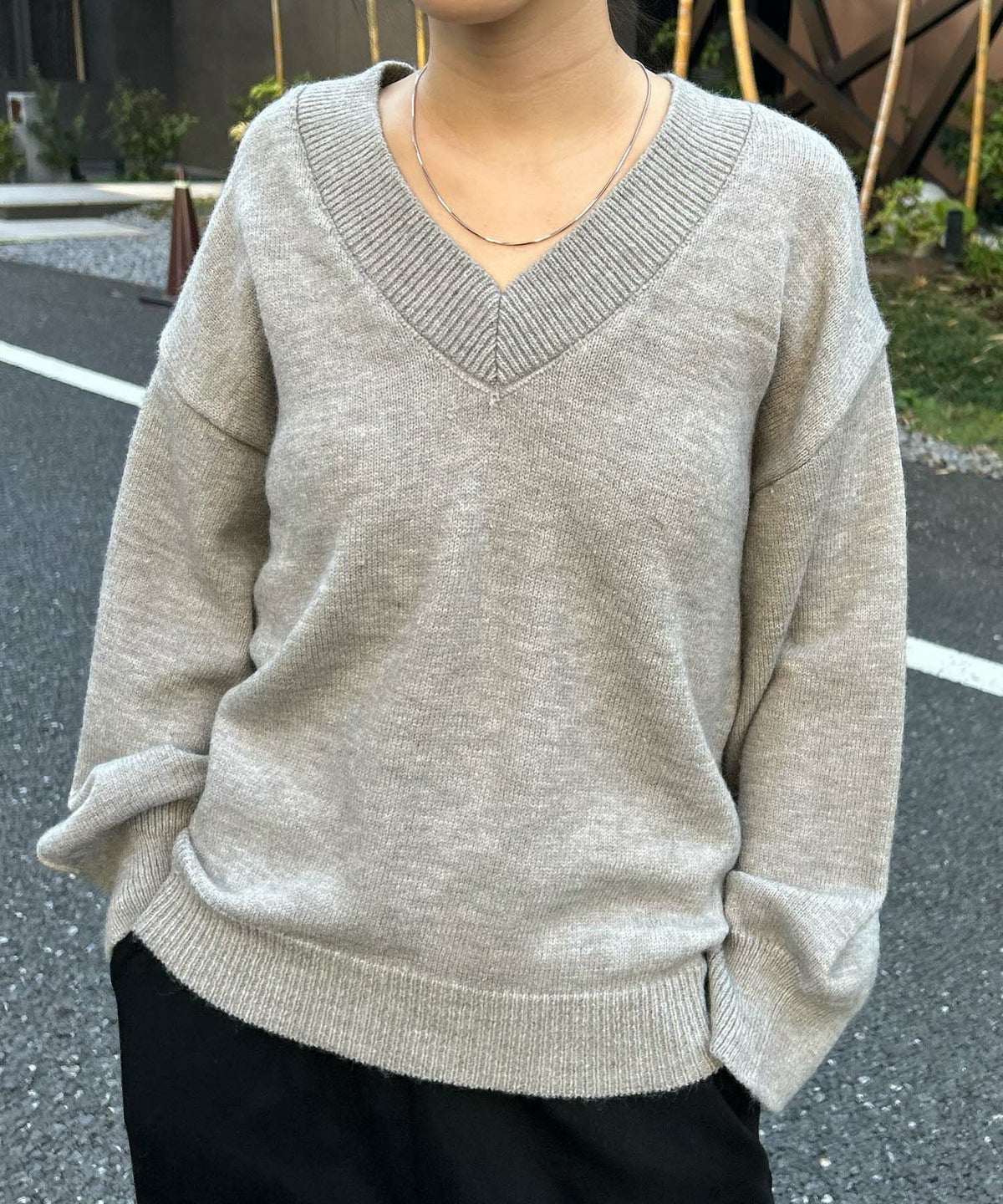 グレー