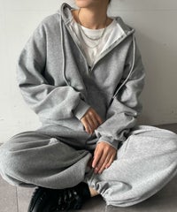 グレー