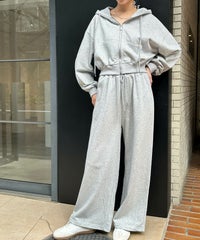 グレー