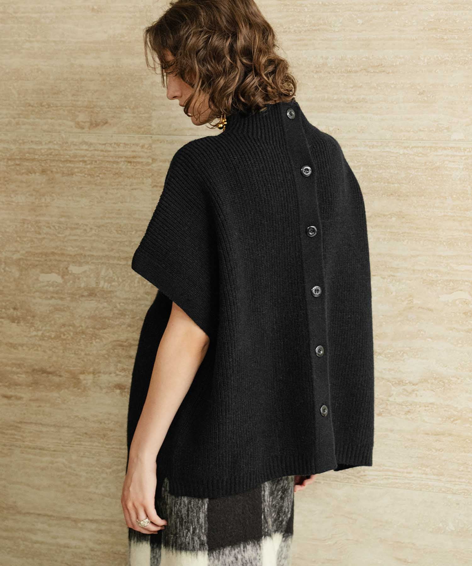【美品】cecilie telle ハイネックポンチョ　ライトベージュ デイリー・カジュアル対応 | ハイネックポンチョニットプルオーバー