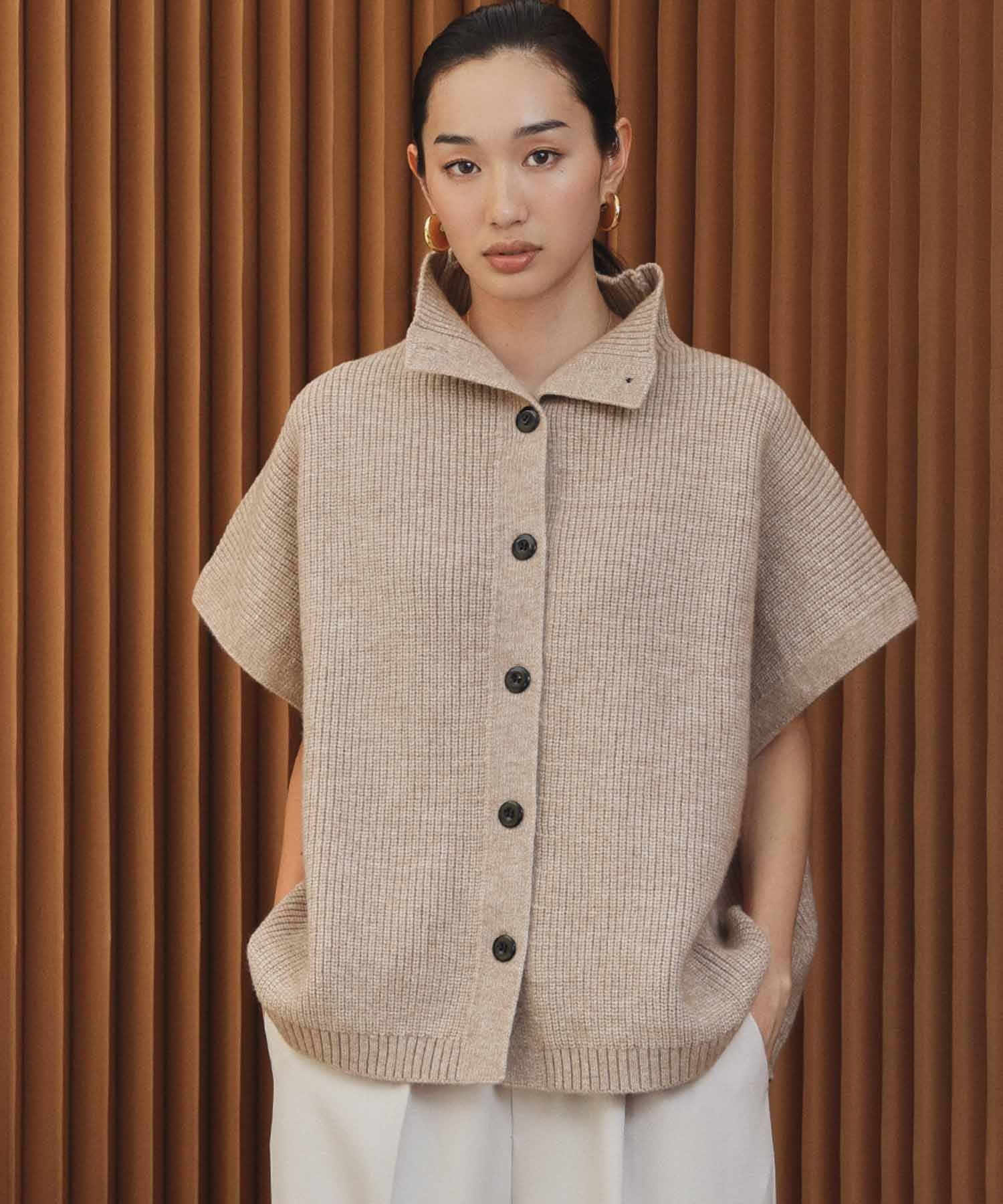 【美品】cecilie telle ハイネックポンチョ　ライトベージュ デイリー・カジュアル対応 | ハイネックポンチョニットプルオーバー